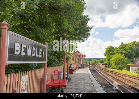 Stazione ferroviaria vintage di Bewdley, Severn Valley Railway, Regno Unito. L'uomo isolato si siede sulla panchina in attesa del treno. Foto Stock