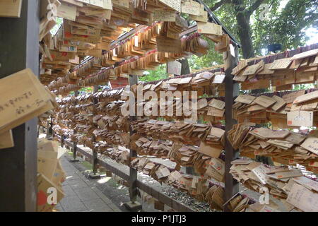 Corridoio di EMA in legno placche che desiderano a Kawagoe Hikawa Santuario Foto Stock