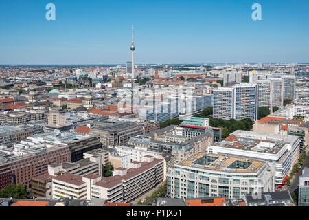 Skyline di Berlino guardando verso la Torre TV di Fernsehturm, nel quartiere Mitte di Berlino, Germania Foto Stock