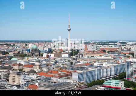 Skyline di Berlino guardando verso la Torre TV di Fernsehturm, nel quartiere Mitte di Berlino, Germania Foto Stock