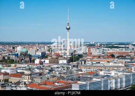 Skyline di Berlino guardando verso la Torre TV di Fernsehturm, nel quartiere Mitte di Berlino, Germania Foto Stock