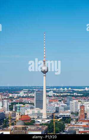 Skyline di Berlino guardando verso la Torre TV di Fernsehturm, nel quartiere Mitte di Berlino, Germania Foto Stock