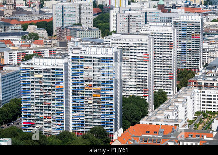Vista di Berlino con alti edifici di appartamenti , Mitte di Berlino, Germania Foto Stock