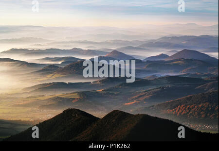 Nebbia con molti peak - Slovacchia, Kysuce paese Foto Stock