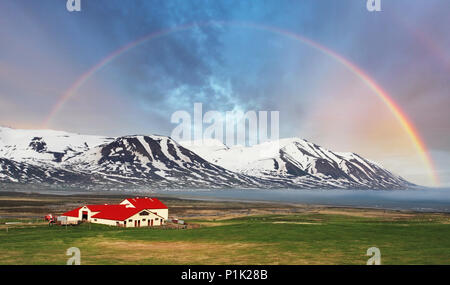 Islanda orizzontale montagna con rainbow Foto Stock