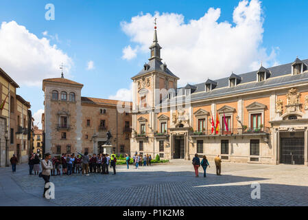 Madrid Plaza de la Villa, vista la Plaza de la Villa che mostra l'Ayuntamiento (a destra) e la Torre de los Lujanes (sinistra) centrale di Madrid, Spagna Foto Stock