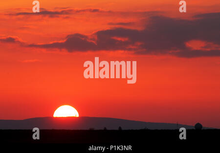Rosso tramonto su horizont Foto Stock