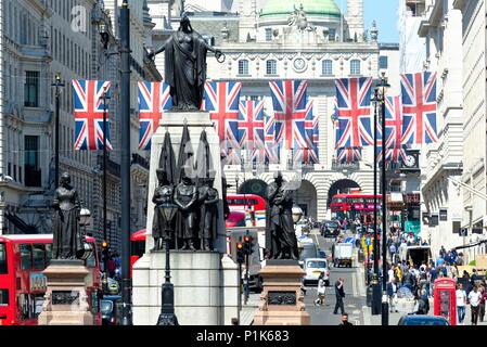 Londra centrale decorato con Union Jack Flag per celebrare le nozze reali nel maggio 2018 del principe Harry e Melissa Markle ,England Regno Unito Foto Stock