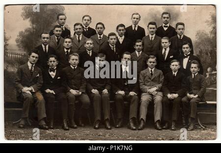 PRAGA, REPUBBLICA CECOSLOVACCA - 15 MARZO 1920: Foto d'epoca mostra giovani (studenti) con insegnante. Fotografia d'antiquariato in bianco e nero.1920s Foto Stock