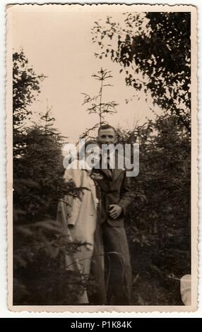 LA REPUBBLICA CECOSLOVACCA - CIRCA 1940s: Foto d'epoca mostra la posa di donna e uomo nel forest. Vecchia fotografia in bianco e nero.1940s Foto Stock