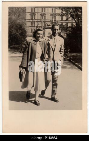 LA REPUBBLICA SOCIALISTA CECOSLOVACCA - 27 APRILE 1949: Foto d'epoca mostra una coppia va per una passeggiata nel parco cittadino. Foto antica in bianco e nero.1950s Foto Stock