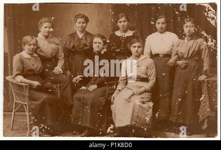 Germania - circa trenta: Vintage foto mostra un gruppo di donne pongono al studio fotografico. Bianco & Nero fotografia di antiquariato. Foto Stock