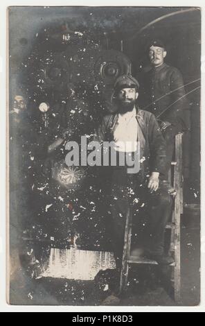 La Repubblica cecoslovacca - circa trenta: Vintage mostra fotografica di lavoratori pongono nella vecchia acciaieria. Bianco & Nero fotografia di antiquariato. Foto Stock