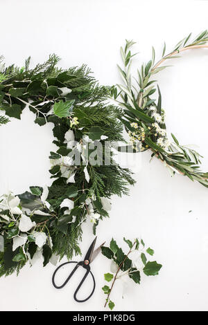 Facendo una ghirlanda di Natale Foto Stock