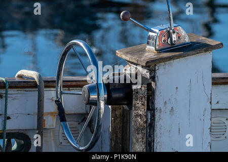 Volante su una vecchia barca da pesca Foto Stock