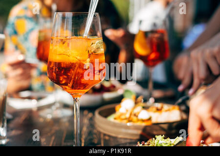 Close-up di Aperol spritz cocktail su una tavola di cena Foto Stock