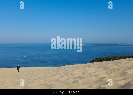 Uomo in piedi sulla duna di Pilat di scattare una foto, La Teste de Buch, Arachon, Nouvelle-Aquitaine, Francia Foto Stock