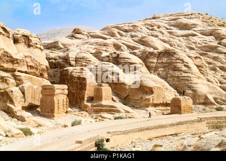 Petra vista panoramica - Nabataeans città capitale (Al Khazneh). Tombe realizzato scavando un fori nelle rocce durante l'impero romano periodo. La Giordania. Foto Stock