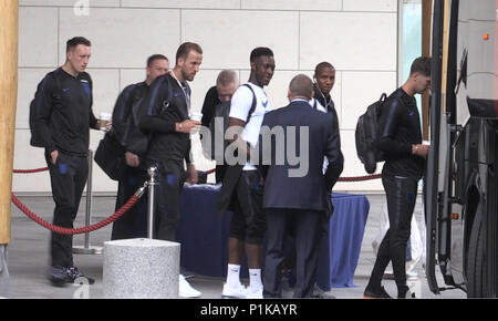 L'Inghilterra (da sinistra a destra) Phil Jones, Harry Kane, Danny Welbeck, Ashley Young e John pietre prepararsi a bordo dell'autobus presso il St George's Park in Burton davanti a volare per la Russia per il 2018 della Coppa del Mondo FIFA. Foto Stock