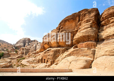 Petra vista panoramica - Nabataeans città capitale (Al Khazneh). Tombe realizzato scavando un fori nelle rocce durante l'impero romano periodo. La Giordania. Foto Stock