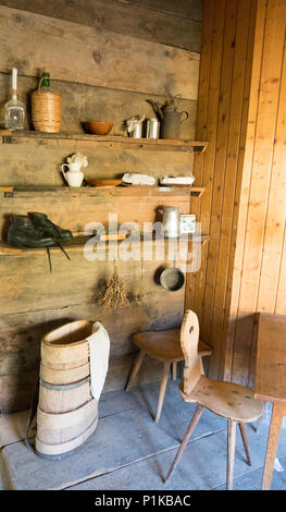 Attrezzi Agricoli e accessori per la produzione di formaggio e di mungere le mucche il tradizionale vecchio modo Foto Stock