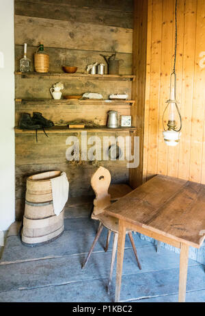 Attrezzi Agricoli e accessori per la produzione di formaggio e di mungere le mucche il tradizionale vecchio modo Foto Stock