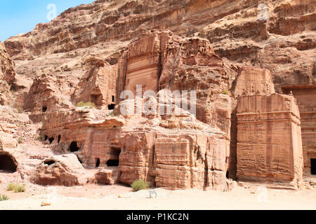 Urna tombe -realizzato scavando un fori nelle rocce durante l'impero romano periodo. Petra- Nabataeans città capitale (Al Khazneh), Giordania. Foto Stock