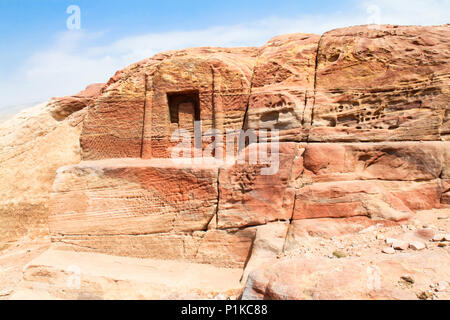 Tombe realizzato scavando un fori nelle rocce durante l'impero romano periodo. Petra- Nabataeans città capitale, Giordania. Foto Stock