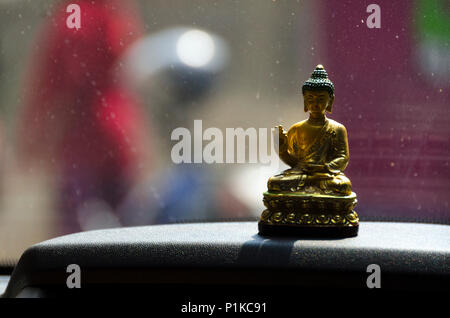 Piccola statua del Buddha sul cruscotto di automobile, Kathmandu, Nepal Foto Stock