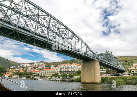 Città di Pinhao e di un ponte sul fiume Douro. Foto Stock