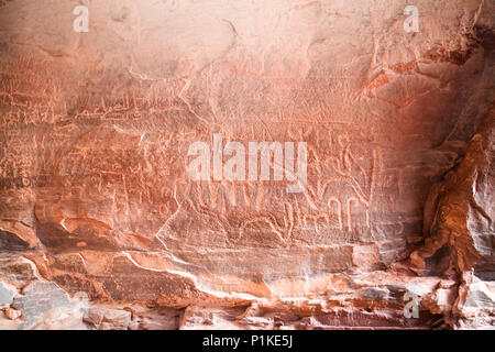 Antica nabataean rock iscrizione in Khazali Canyon, inizio scrittura araba. Il Wadi Rum, Giordania Foto Stock