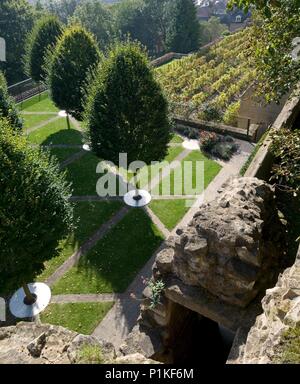 Giardino contemporaneo, medievale Palazzo del Vescovo, Lincoln, Lincolnshire, C1980-c2017. Artista: Storico Inghilterra fotografo personale. Foto Stock