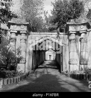 Ingresso al viale egiziano in Occidente il cimitero cimitero di Highgate, Hampstead, Londra, 1993. Artista: John Gay. Foto Stock