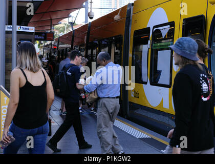 La gente di imbarco e deboarding a Cavill Avenue stazione del tram Glink o Gold Coast Light Rail, Gold Coast Australia Foto Stock