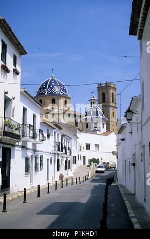 Altea, street e la Virgen del Consuelo chiesa (Costa Blanca). Foto Stock