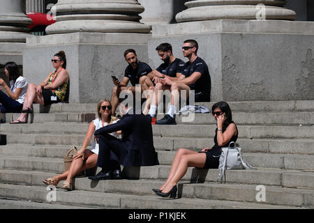 Pic mostra: la gente a prendere il sole sui gradini della Royal Exchange accanto alla Banca di Inghilterra Old Lady di Threadneedle Street stock foto foto da Foto Stock