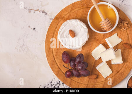 Il piatto con il formaggio, l'uva, le noci e il miele. Vista dall'alto. Foto Stock