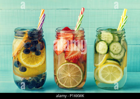 Detox infusi di frutta acqua. Estivo rinfrescante cocktail fatti in casa, il fuoco selettivo. Foto Stock