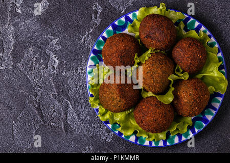 Falafel classico sulla piastra. Vista superiore, copia dello spazio. Foto Stock