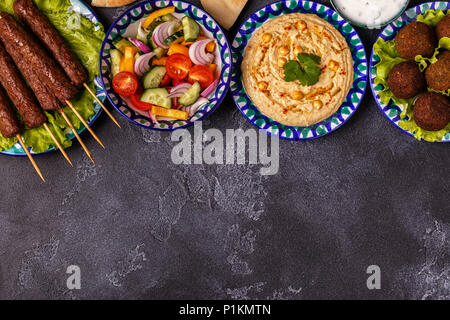 Classic spiedini, falafel e hummus sulle piastre. Vista superiore, copia dello spazio. Foto Stock