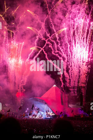 I Foo Fighters eseguire sulla fase della piramide a Glastonbury Festival 2017 Foto Stock