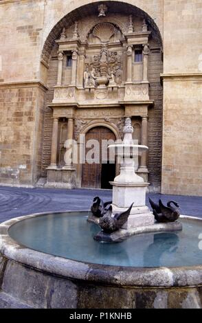 Almansa, Asunción chiesa; la facciata rinascimentale e la fontana. Foto Stock