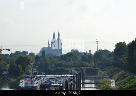 Blick auf den Mülheimer Hafen von der Fußgängerbrücke am Rheinpark, Köln Mülheim 2014 Foto Stock