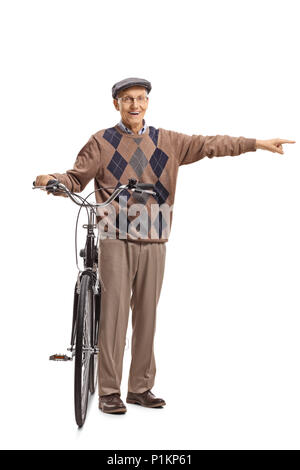 A piena lunghezza Ritratto di un senior con una bicicletta puntando isolati su sfondo bianco Foto Stock