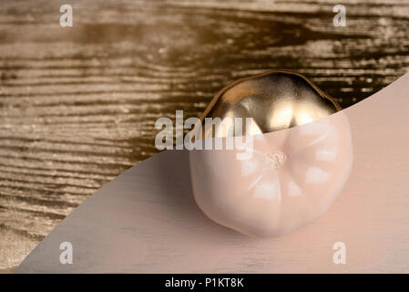 Oro e beige o ecru metà pomodoro dipinta su golden e sfondo di legno Foto Stock