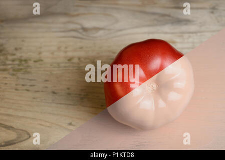 Natural rosso e beige o ecru metà pomodoro dipinta su sfondo di legno. Foto Stock