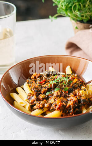 Salsa di pomodoro di macinato di manzo pasta su una pietra bianca dello sfondo. Tonica. Foto Stock