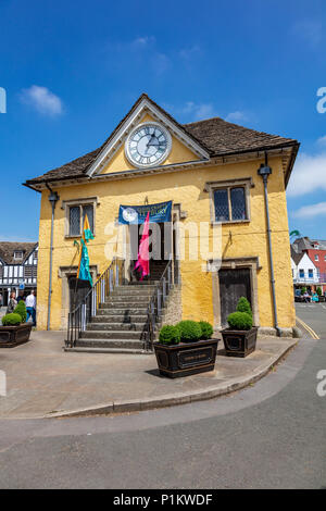 Il XVII secolo sala del mercato nella città di mercato di Tetbury in una trafficata Sabato giornata estiva, Gloucestershire, Regno Unito Foto Stock