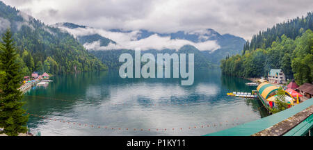 Bello e pittoresco lago Ritsa con nebbia, Abcasia Foto Stock