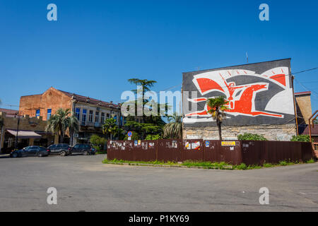 Sokhumi, Abkhazia/Georgia - 3 sett 2017: cavallo rosso mosaico sulla facciata nel centro cittadino di Sokhumi, Abcasia Foto Stock